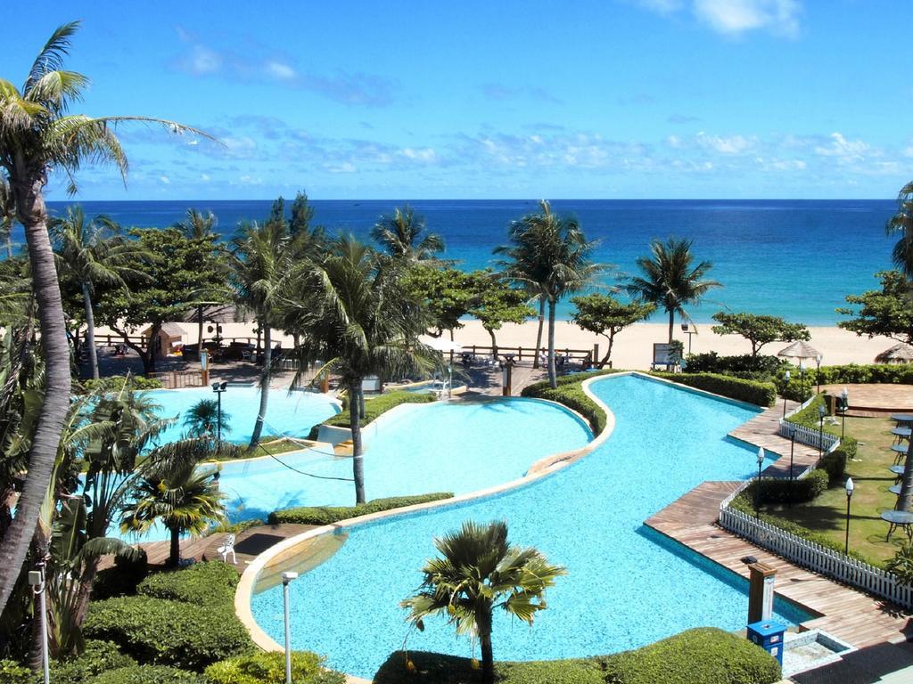 Chateau Beach Resort Kenting Dış mekan fotoğraf The pool at the Sheraton Resort