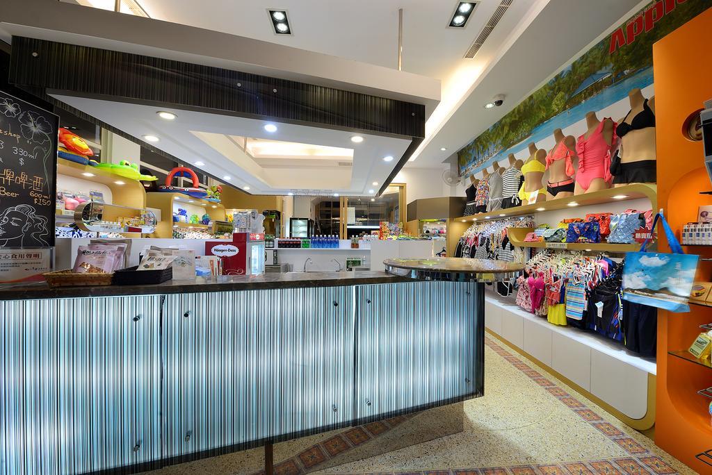 Chateau Beach Resort Kenting Dış mekan fotoğraf The interior of a typical convenience store in Taiwan